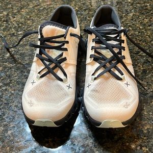 On cloud Helion tennis shoes